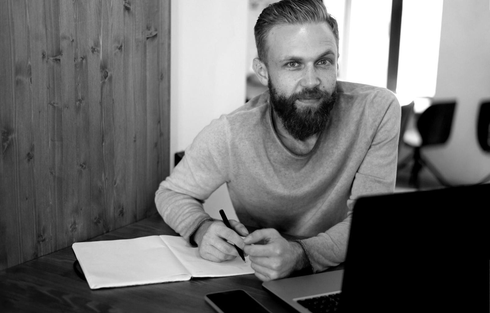 Workshop-Teilnehmer bei einer praktischen Budgetplanungsübung