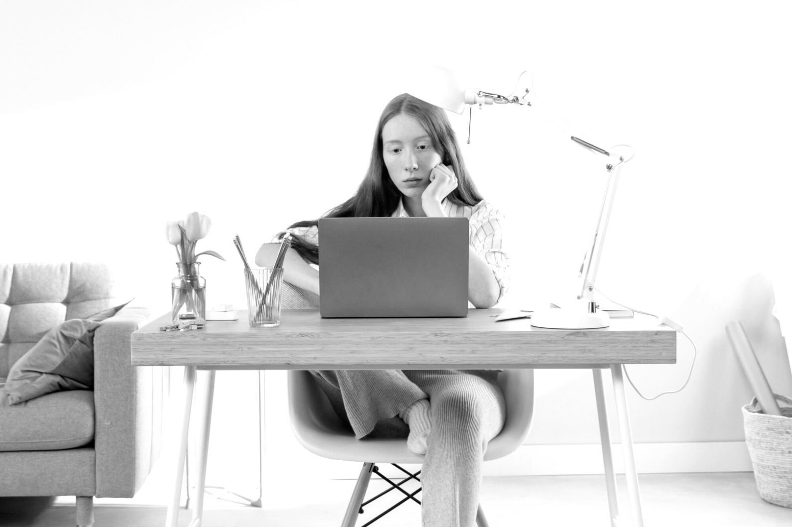 Moderne Arbeitsplätze in unserem Büro mit Fokus auf digitale Finanzplanung